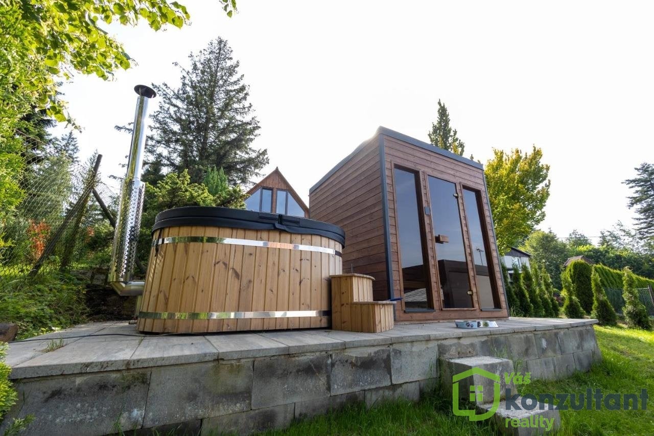 Wellness zóna – venkovní sauna s dřevěnou vířivkou na terase