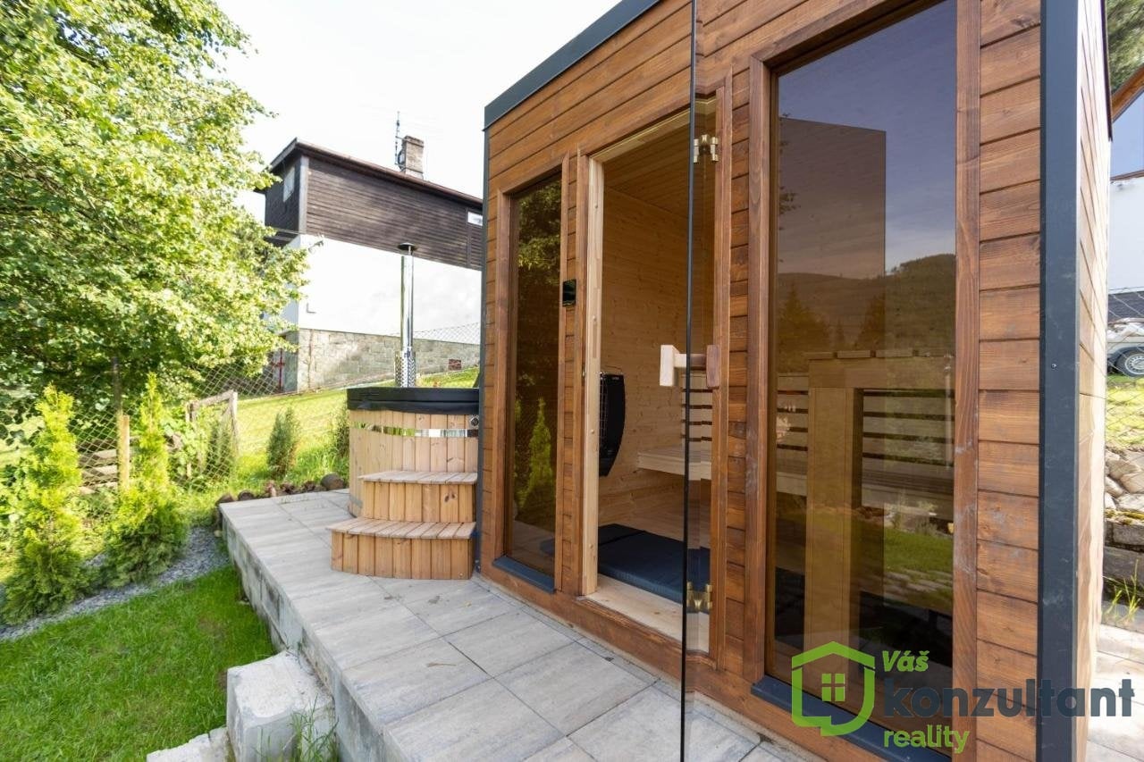 Wellness zóna - venkovní sauna s dřevěnou vířivkou