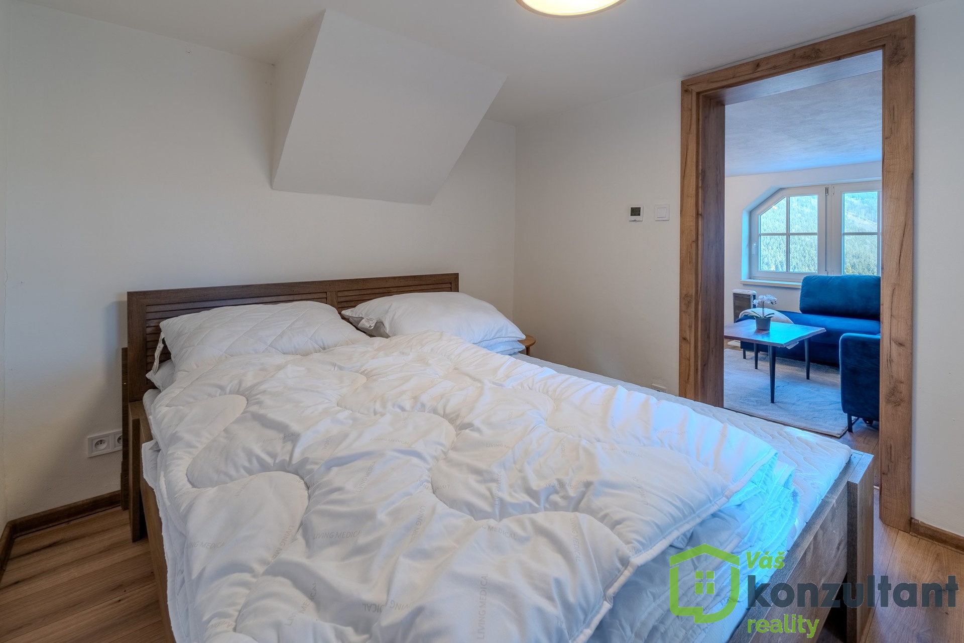 Ložnice s manželskou postelí