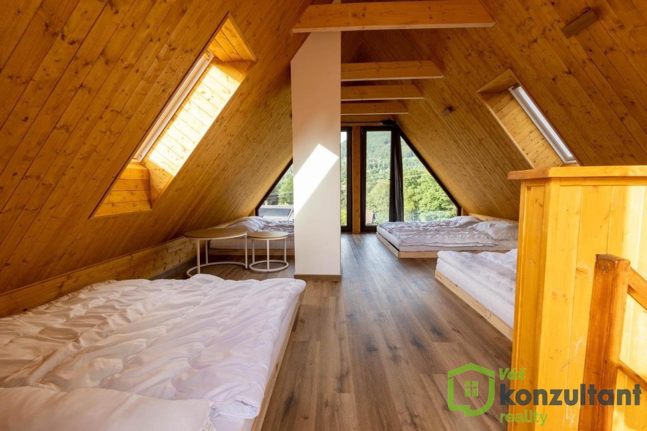 Velkorysý podkrovní prostor se spaním pro více osob