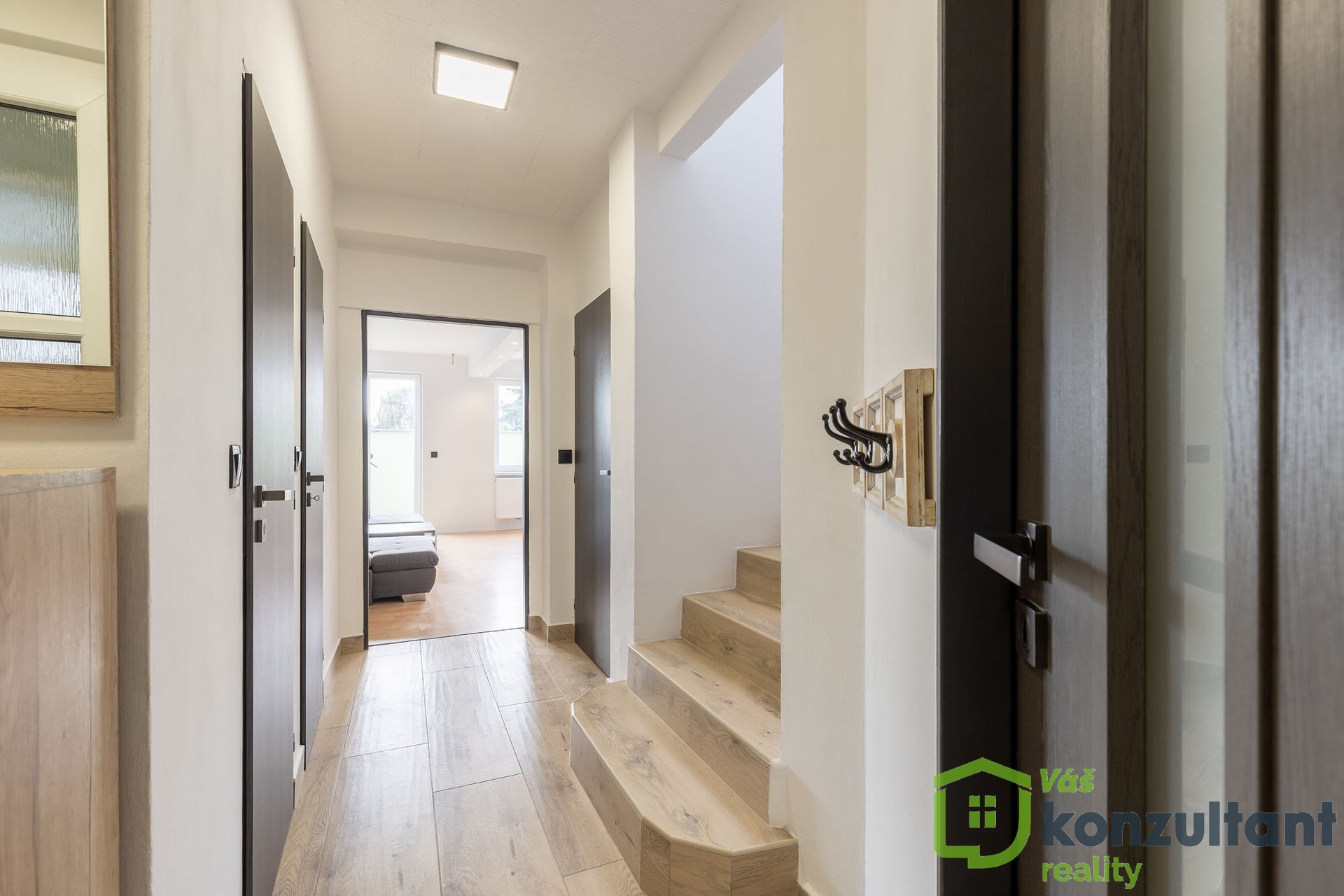 Chodba, pohled od vstupních dveří