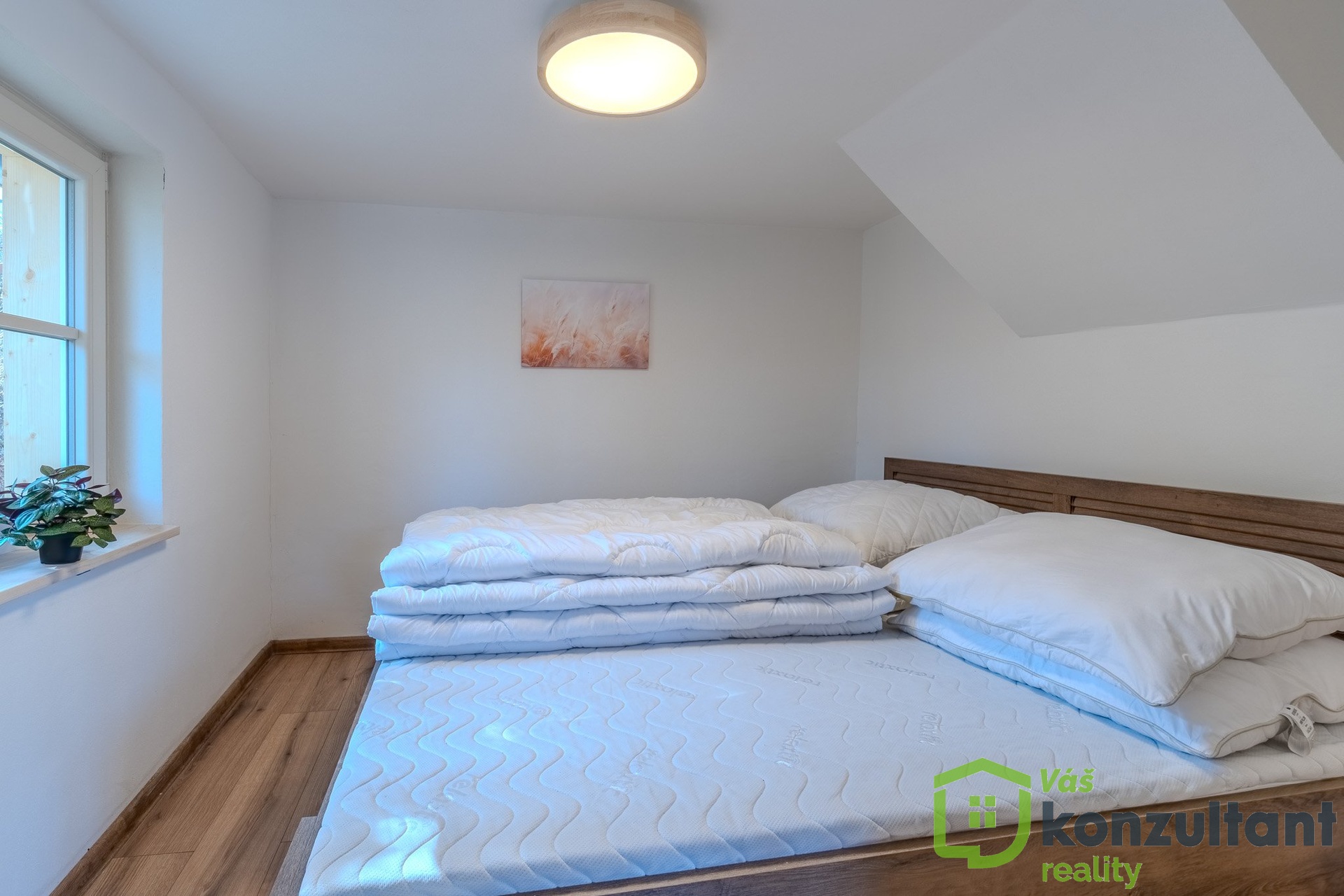 Ložnice s manželskou postelí