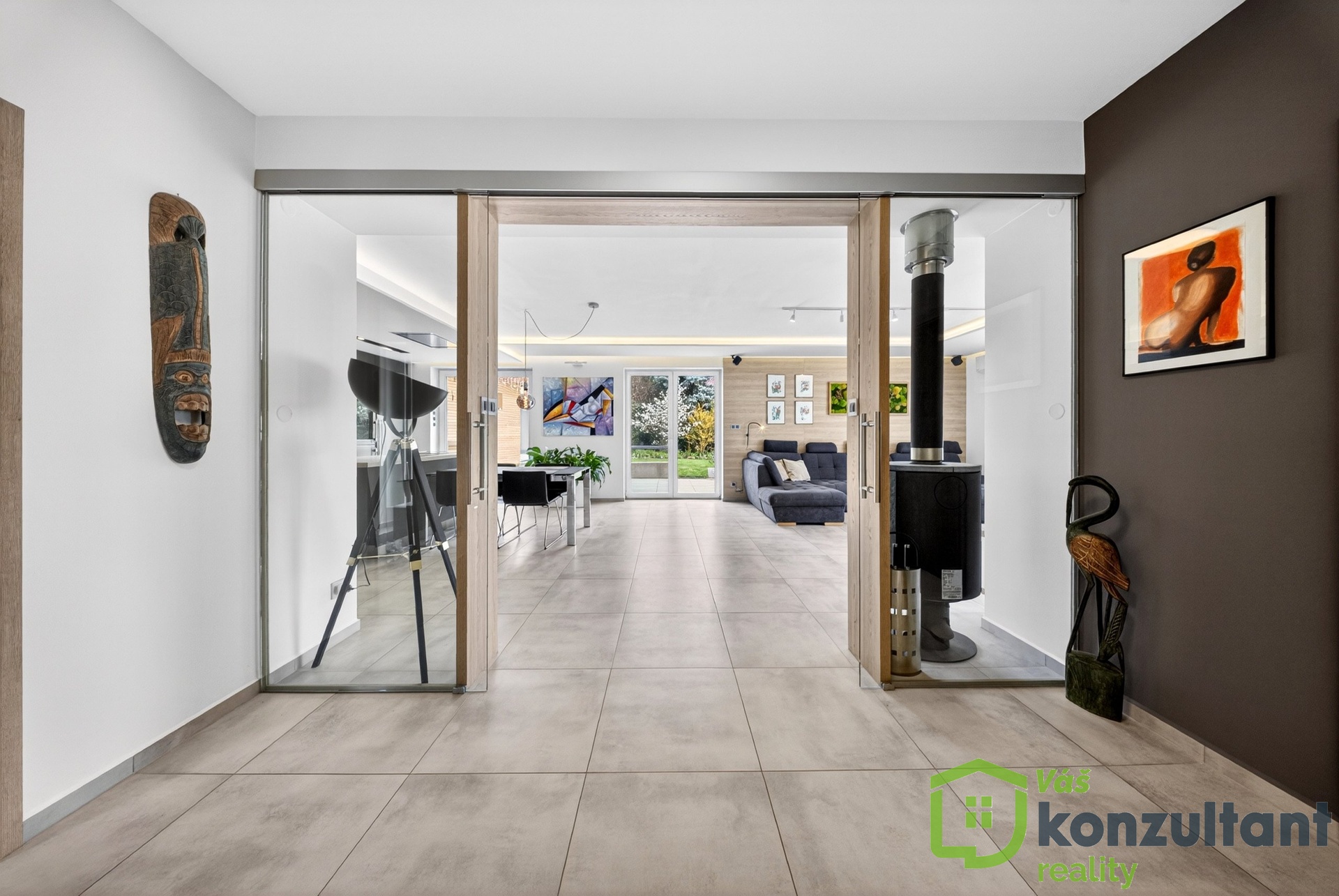 Vstup do obývacího pokoje s kuchyní