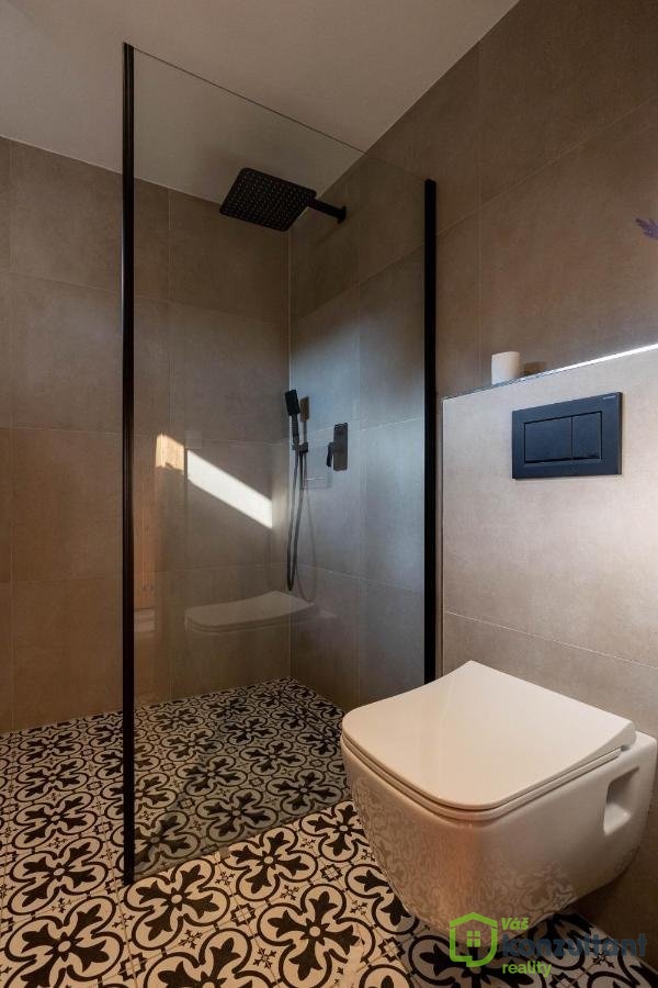 Designová koupelna se sprchovým koutem