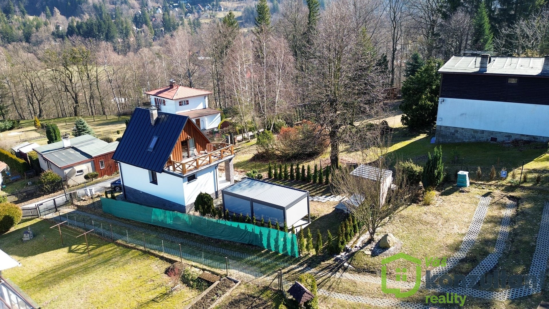 Pohled na chatu v příjemné a klidné lokalitě