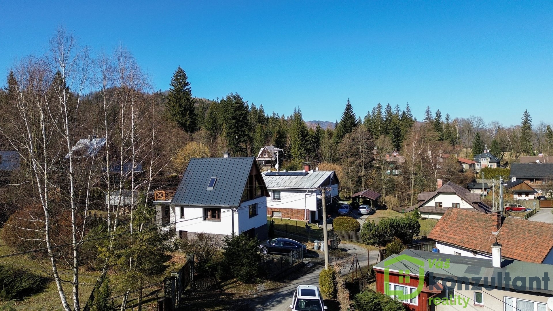 Pohled na chatu v příjemné horské lokalitě