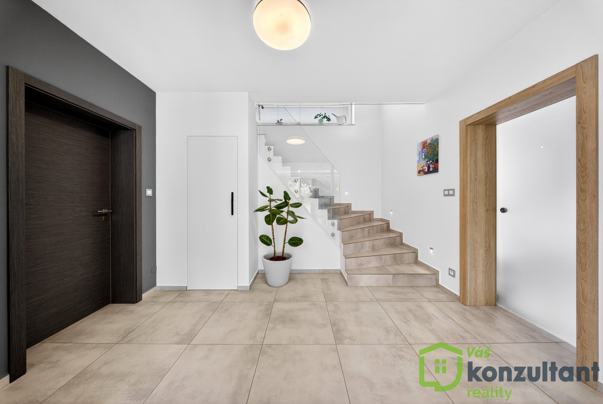 Hala se vstupem do pracovny 