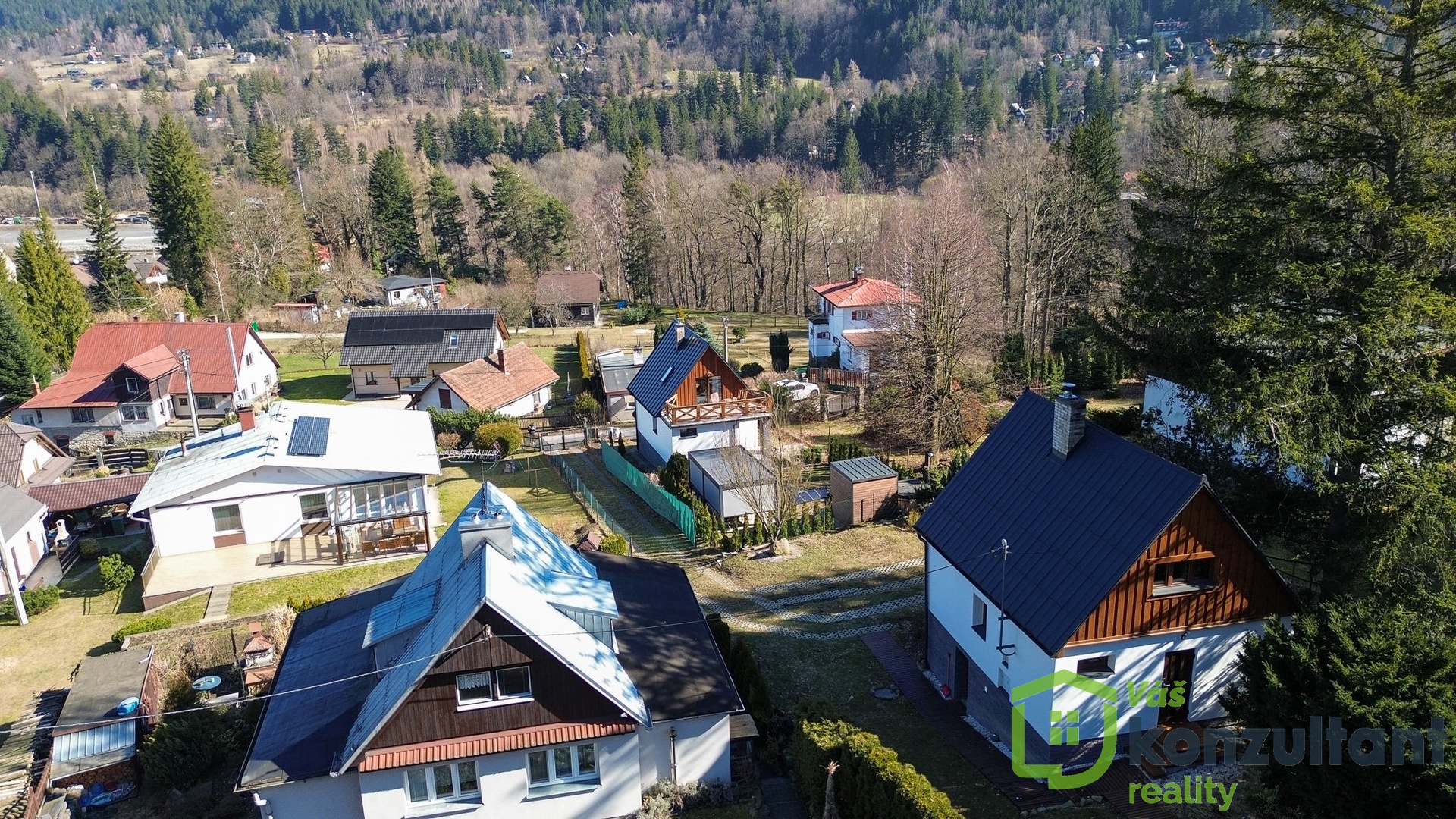 Letecké snímky zachycují chatu v klidném prostředí Beskyd