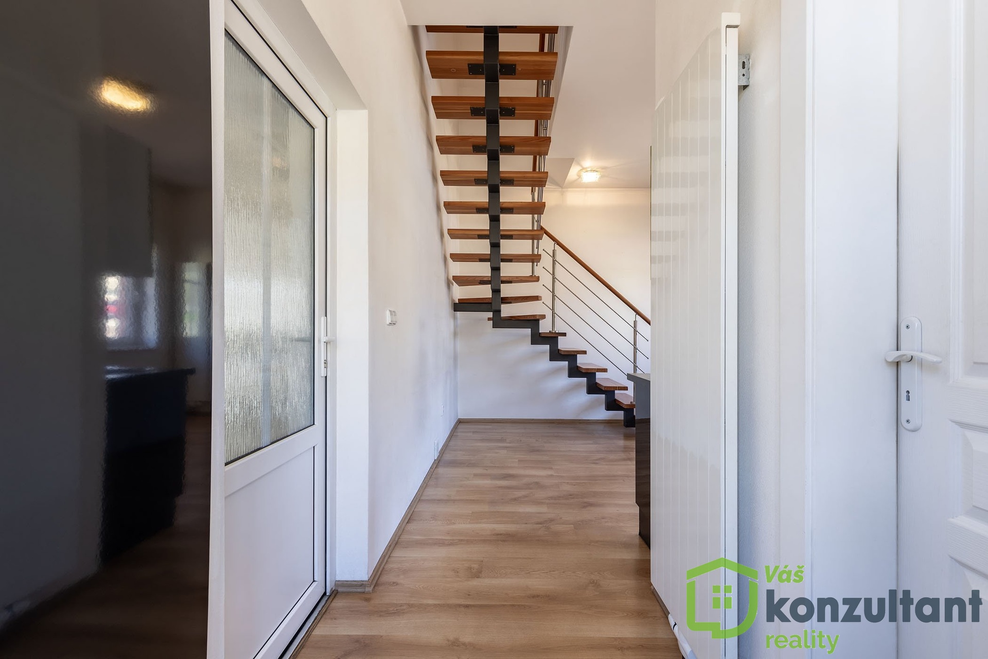 Pohled od vstupních dveří