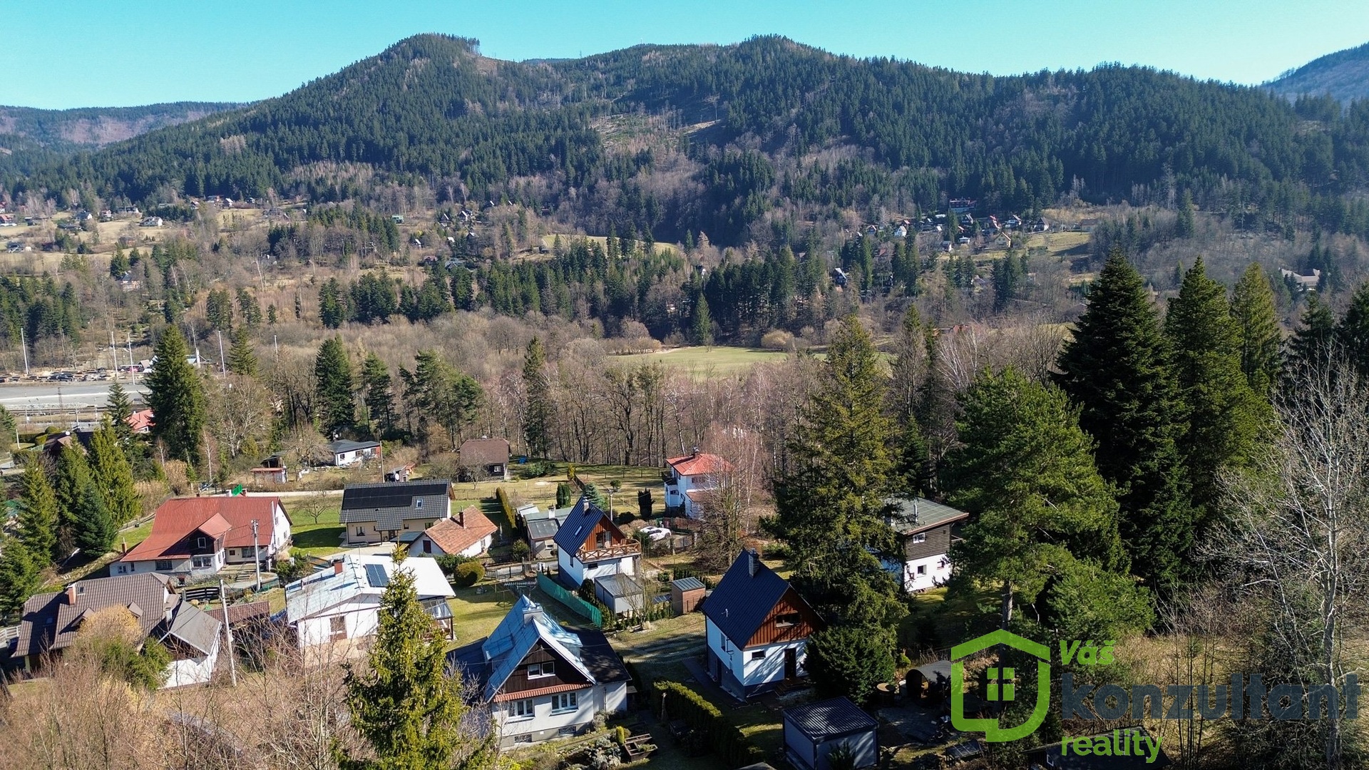 Letecké snímky zachycují chatu v klidném prostředí Beskyd