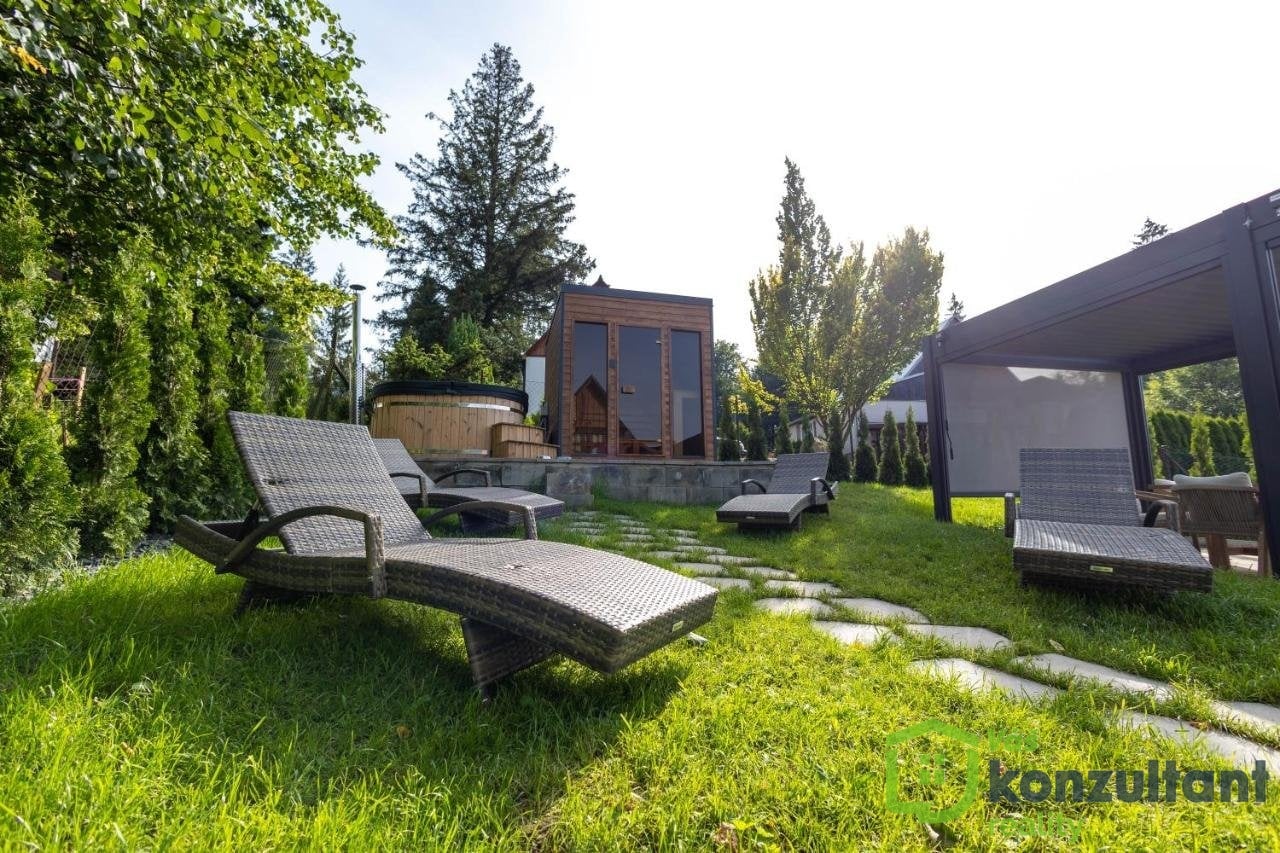 Relaxační část zahrady s lehátky, saunou a vířivkou