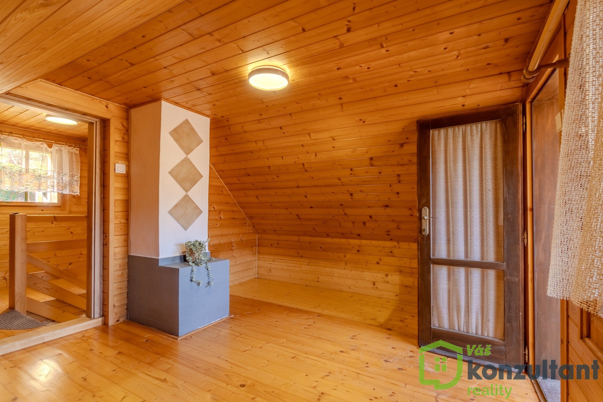 Dřevěný podkrovní pokoj