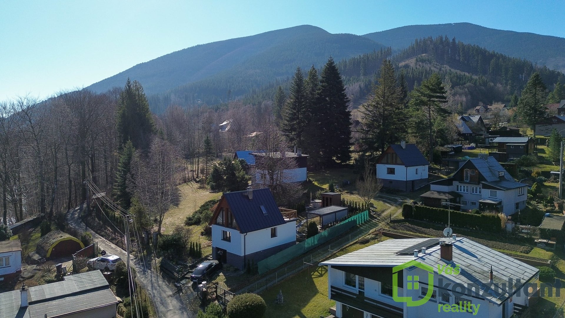 Letecký pohled na pozemek a okolní krajinu