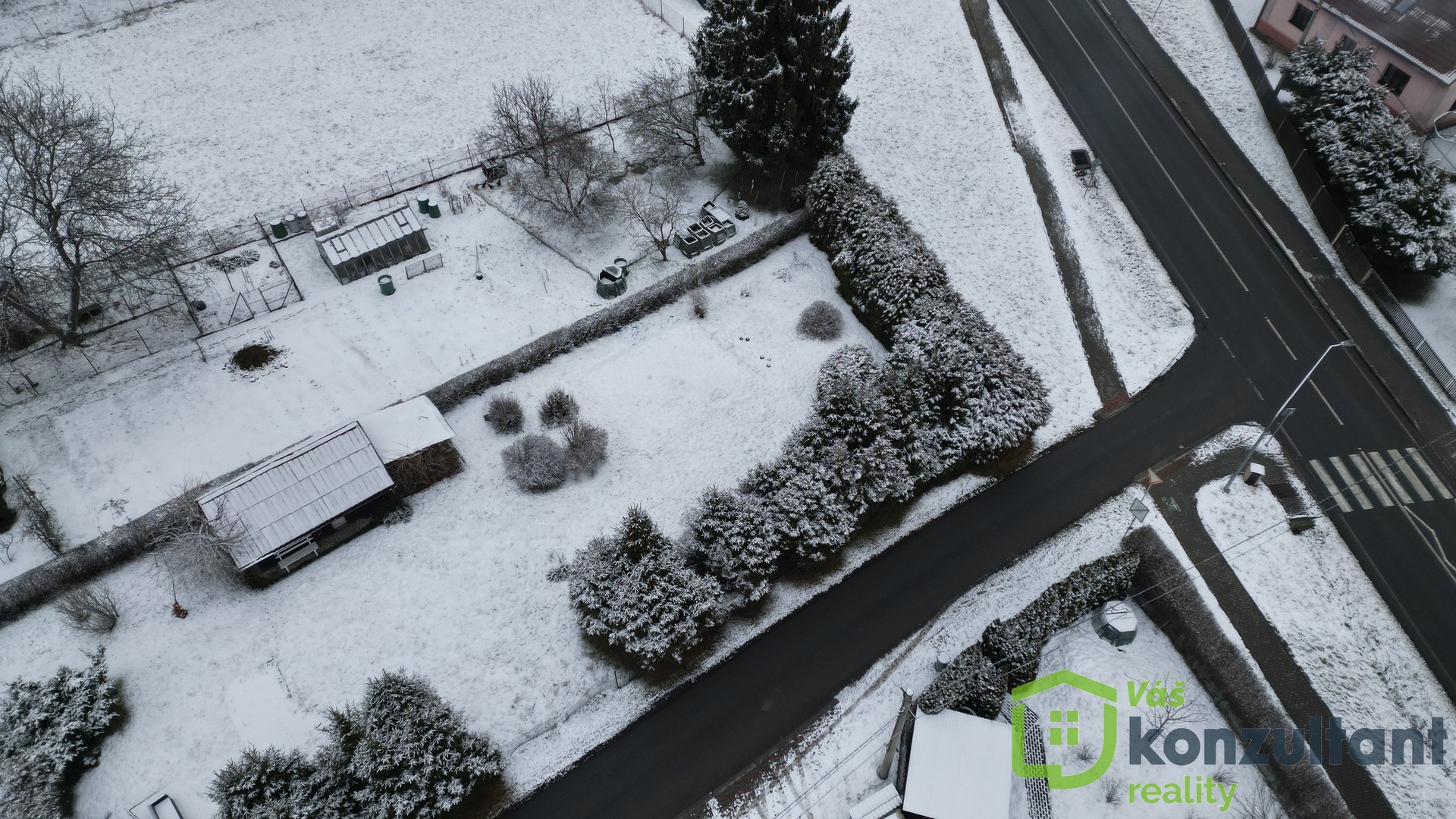 Letecký pohled na celý pozemek