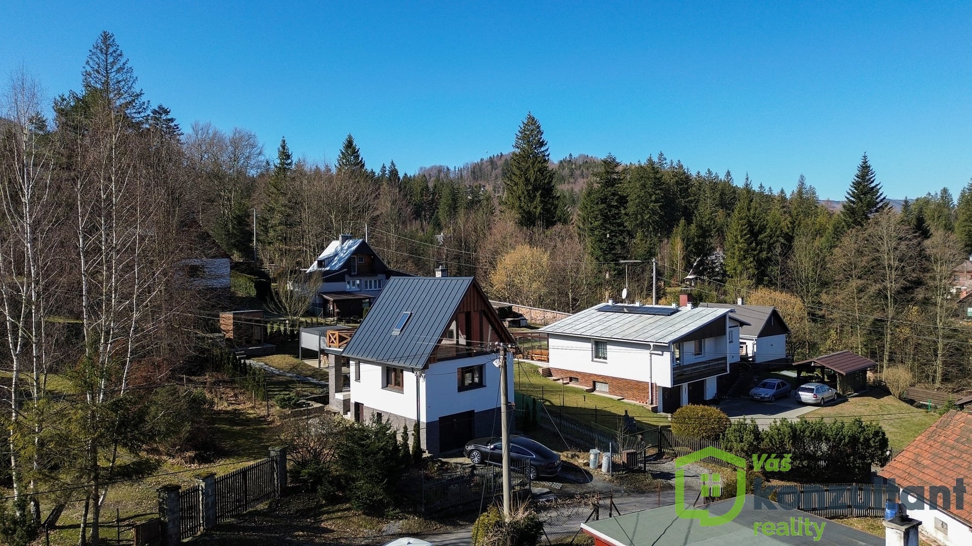 Pohled na chatu v příjemné horské lokalitě