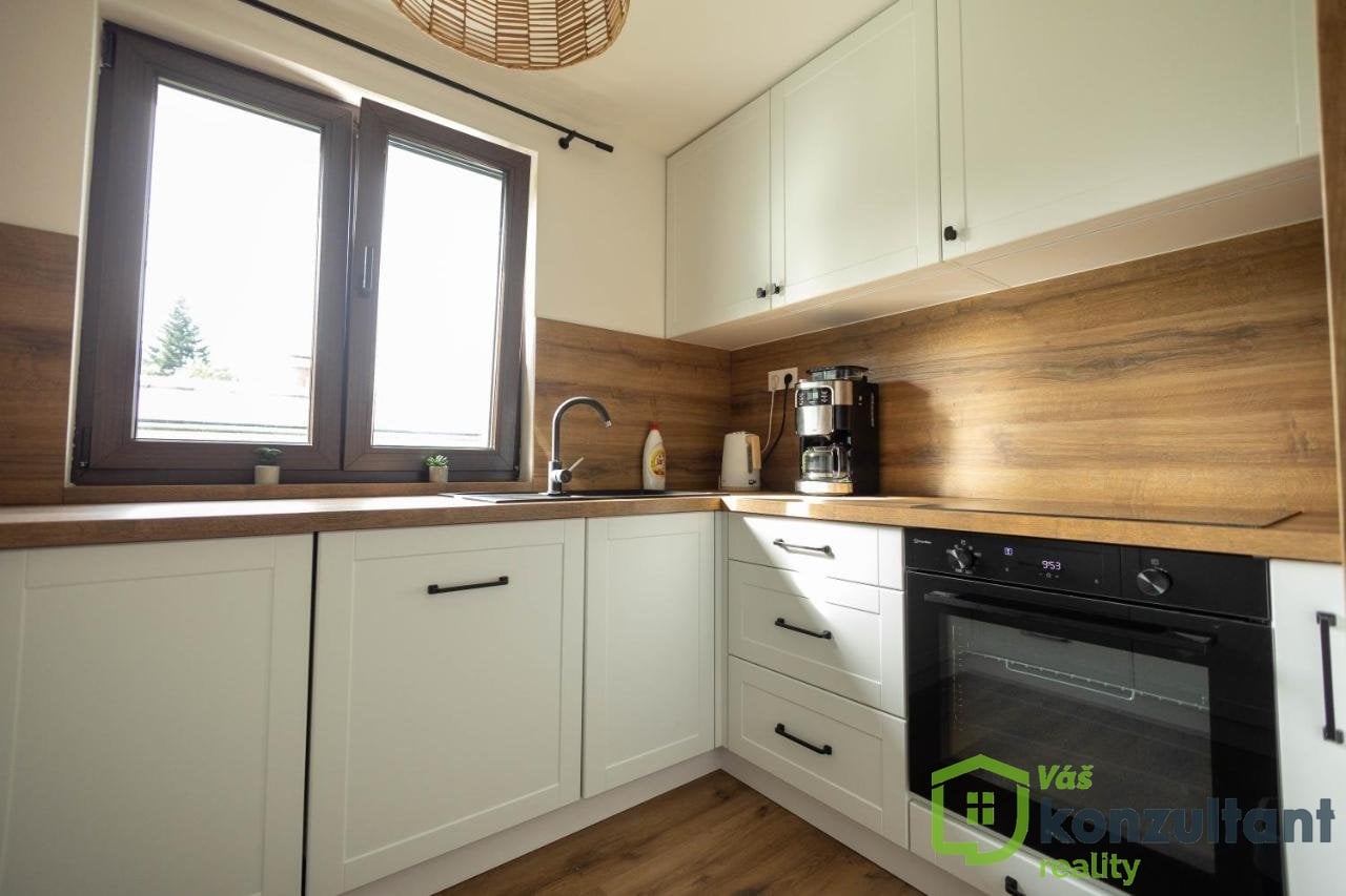 Moderní plně vybavená kuchyně ve tvaru „L“