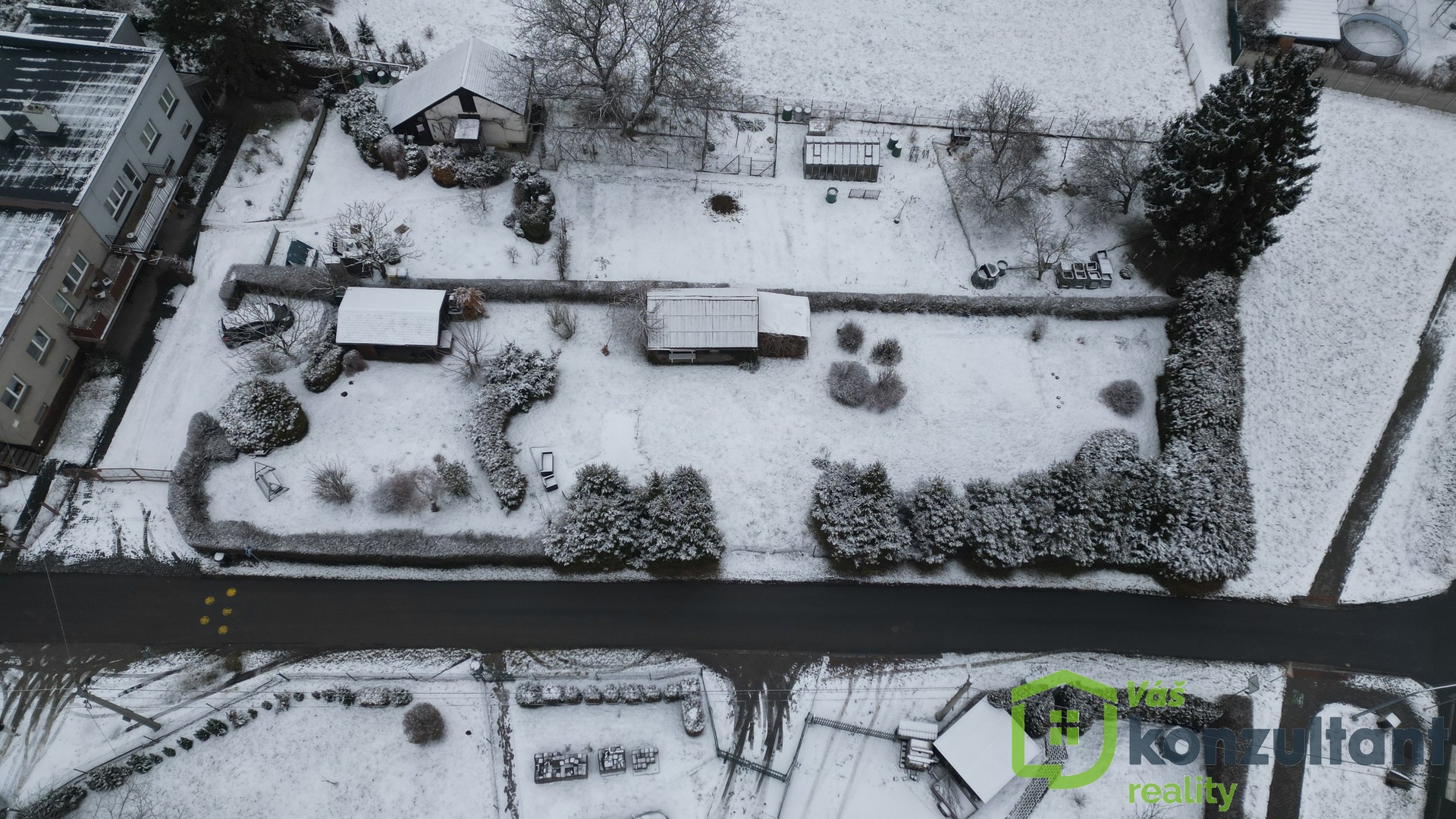 Letecký pohled na celý pozemek