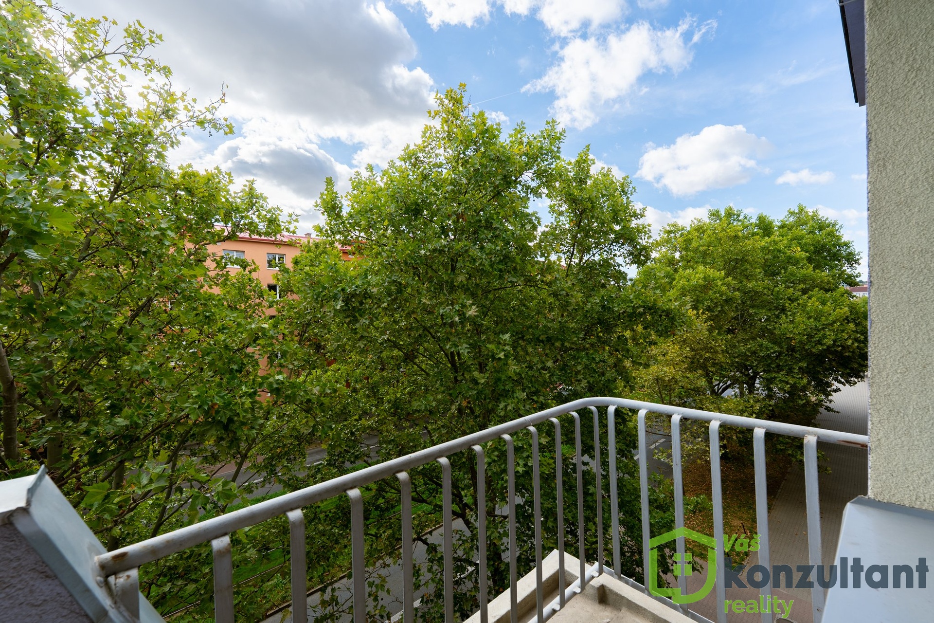 13 - Balkon s výhledem do zeleně