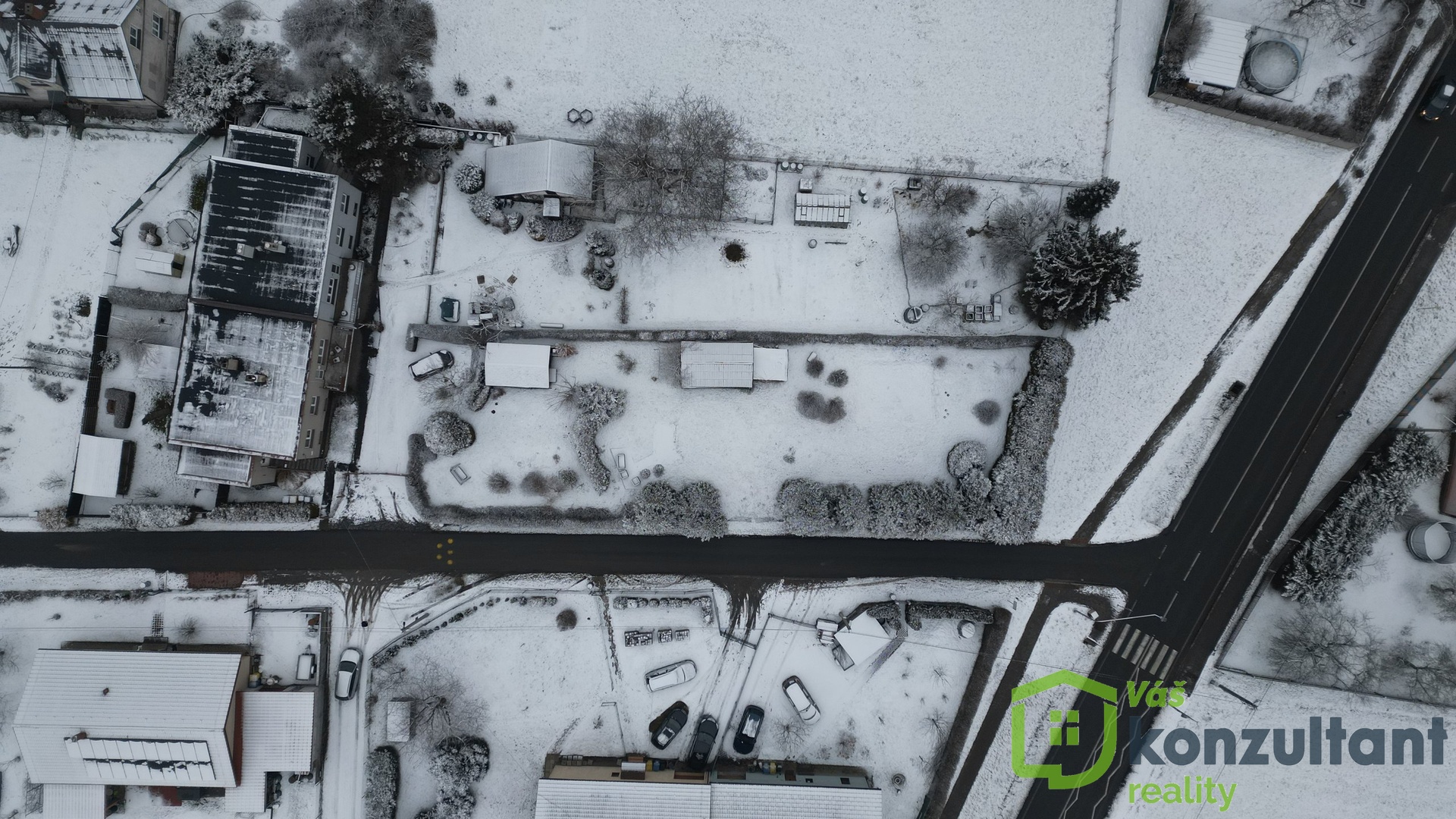 Letecký pohled na celý pozemek