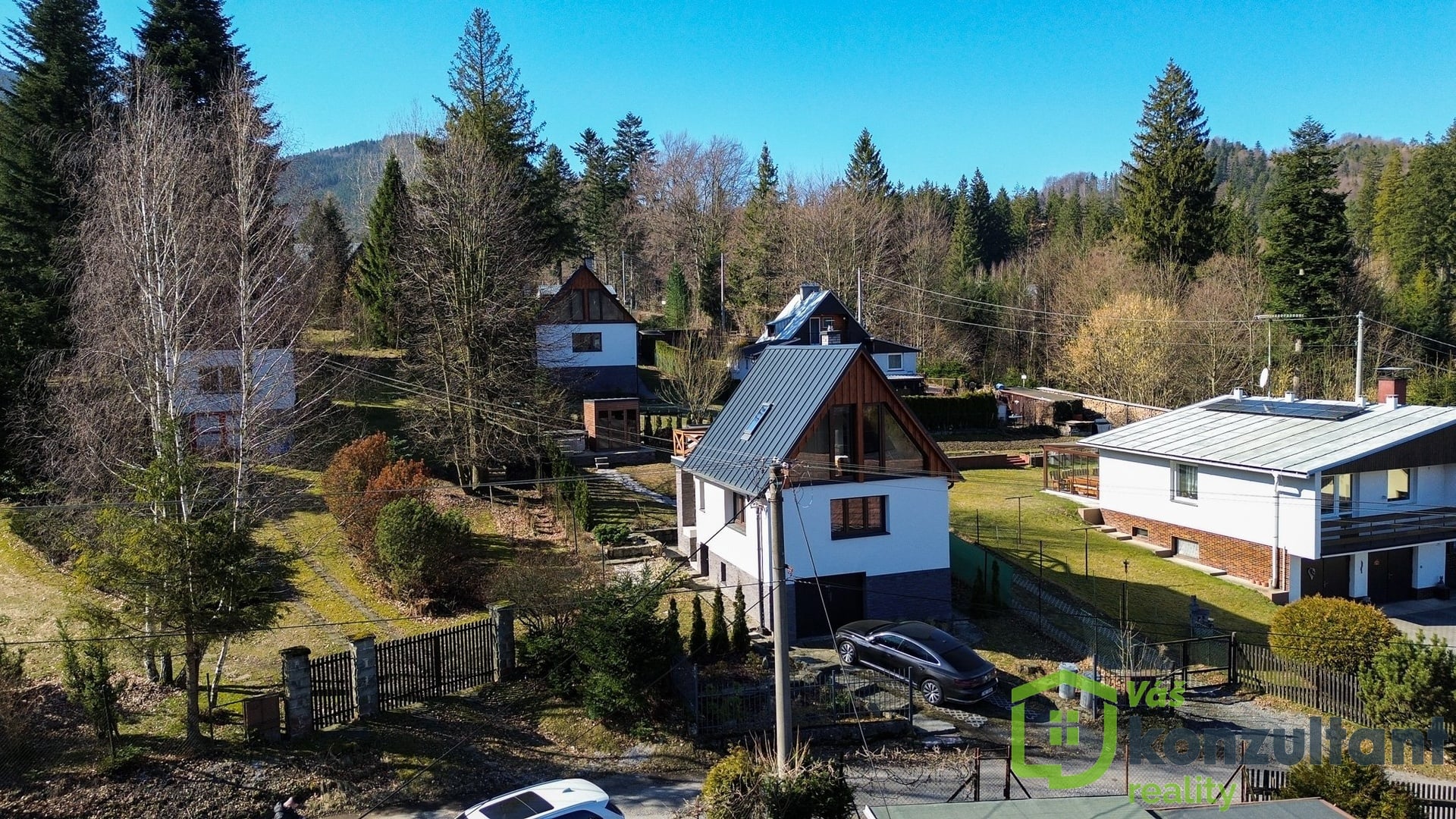 Letecký pohled na chatu a okolní zástavbu