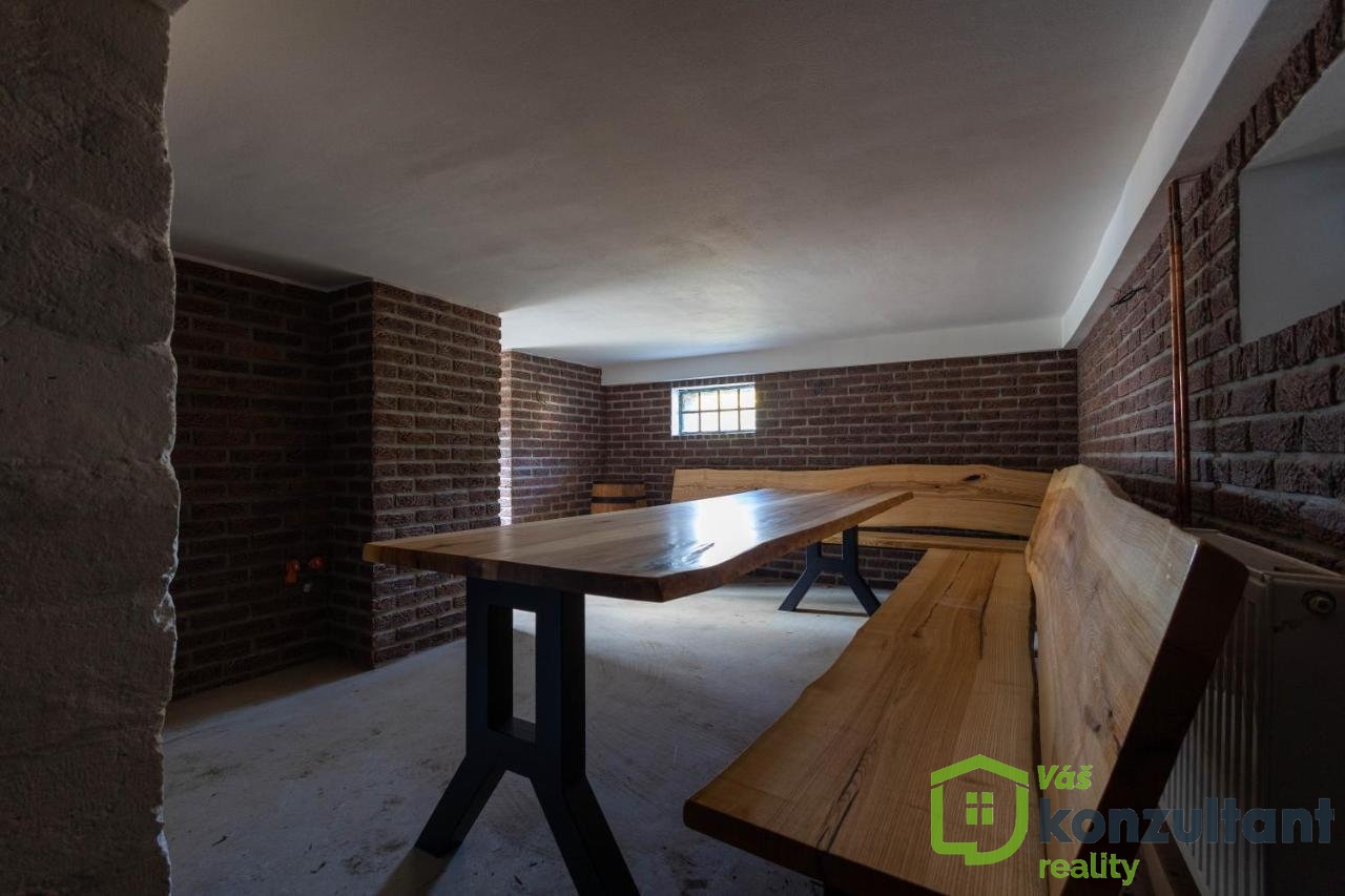 Společenská místnost ve sklepě