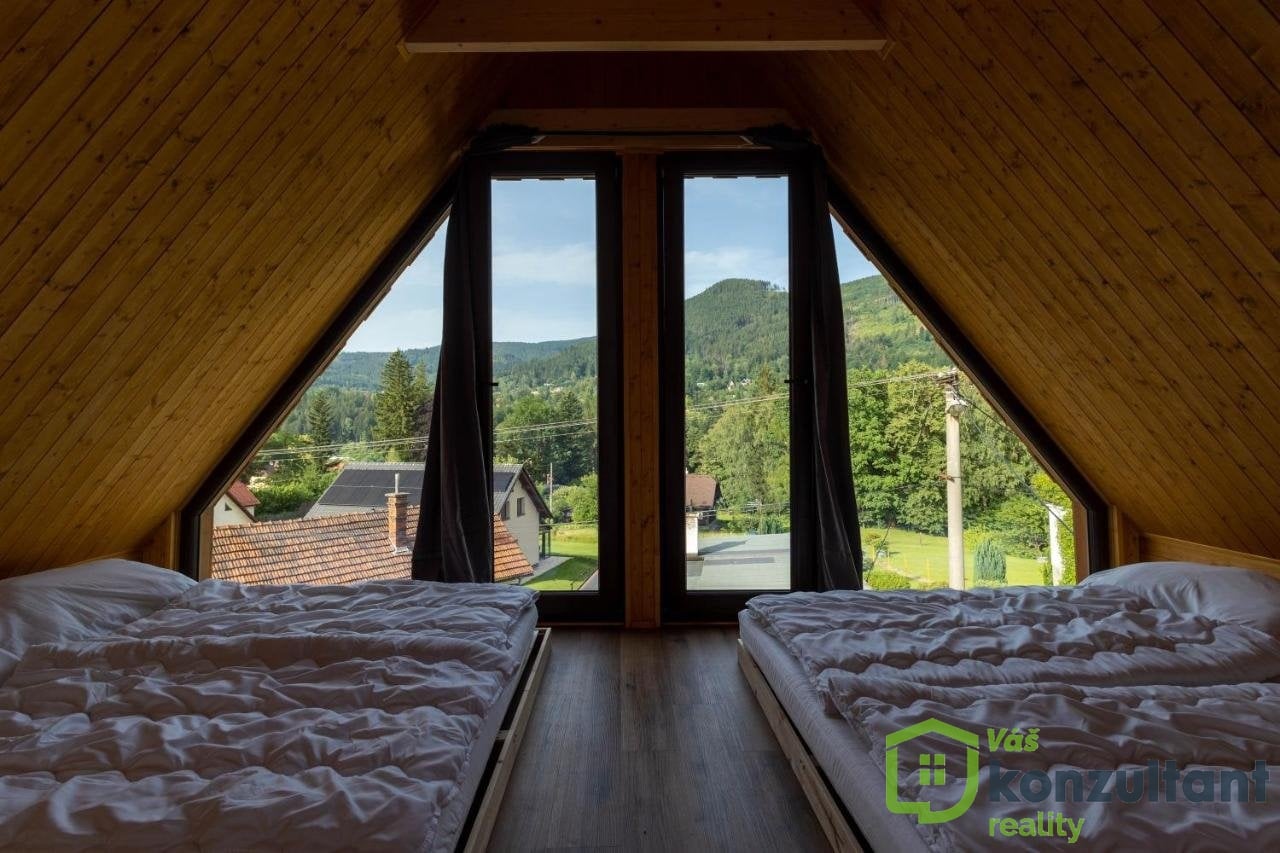 Podkrovní ložnice s výhledem na okolní hory